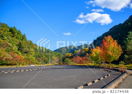 三波石峡入口付近 秋の風景 紅葉の季節 三波石峡入口付近 秋の風景 紅葉の季節 82174436