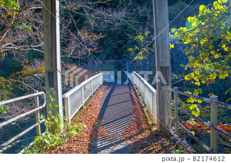 三波石峡 そうせき橋 秋の風景 紅葉の季節 三波石峡 そうせき橋 秋の風景 紅葉の季節 82174612