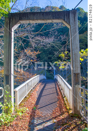 三波石峡　そうせき橋　秋の風景　紅葉の季節　　 82174619