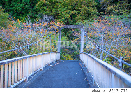 三波石峡 そうせき橋 秋の風景 紅葉の季節 三波石峡 そうせき橋 秋の風景 紅葉の季節 82174735
