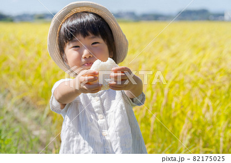 おにぎりを頬張る女の子　 82175025