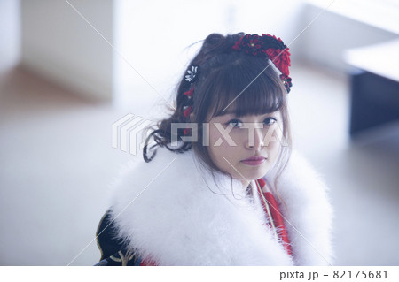 成人式で振袖を着る女性 82175681