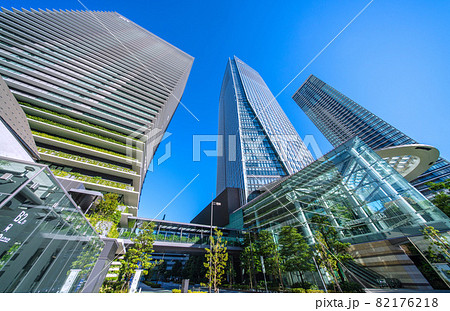 日本の東京都市景観　緊急事態宣言下の虎ノ門ヒルズ駅や虎ノ門ヒルズ、周辺再開発の超高層ビル群などを望む 82176218