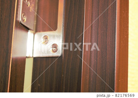 ドアの蝶番　扉　蝶番 82176569