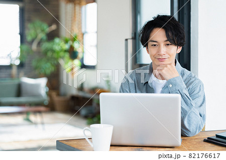 男性　リビング　テレワーク　リモートワーク　パソコン　ライフスタイル 82176617