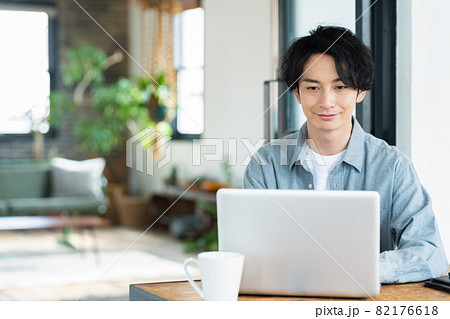 男性　リビング　テレワーク　リモートワーク　パソコン　ライフスタイル 82176618