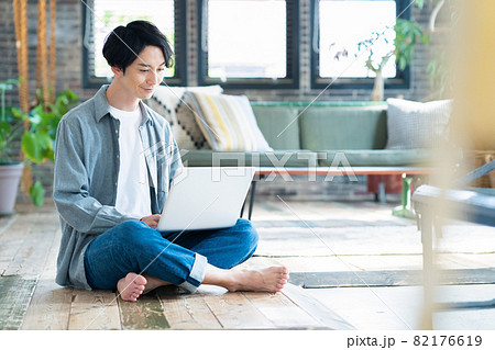 男性 リビング テレワーク リモートワーク パソコン ライフスタイル 男性 リビング テレワーク リモートワーク パソコン ライフスタイル 82176619