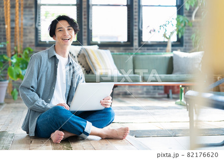 男性 リビング テレワーク リモートワーク パソコン ライフスタイル 男性 リビング テレワーク リモートワーク パソコン ライフスタイル 82176620