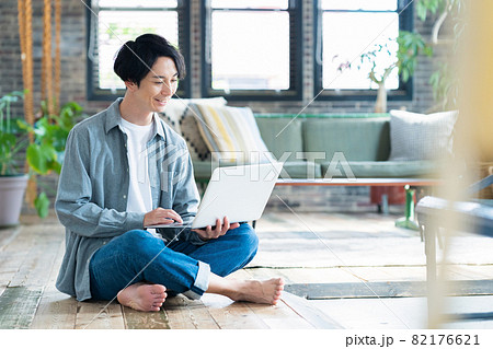 男性 リビング テレワーク リモートワーク パソコン ライフスタイル 男性 リビング テレワーク リモートワーク パソコン ライフスタイル 82176621