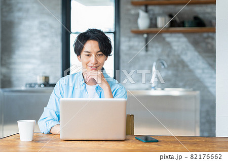 男性 キッチン テレワーク リモートワーク パソコン ライフスタイル 男性 キッチン テレワーク リモートワーク パソコン ライフスタイル 82176662