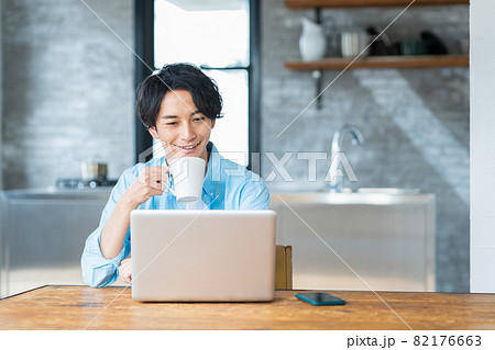 男性 キッチン テレワーク リモートワーク パソコン ライフスタイル 男性 キッチン テレワーク リモートワーク パソコン ライフスタイル 82176663