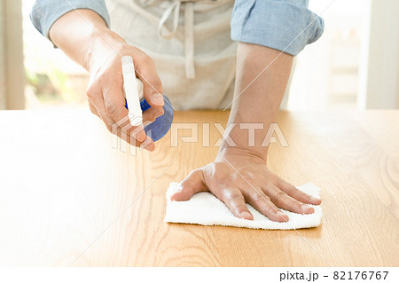 家事をする男性の手もと 家事をする男性の手もと 82176767