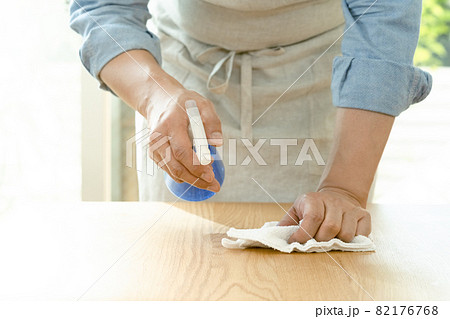 家事をする男性の手もと 家事をする男性の手もと 82176768