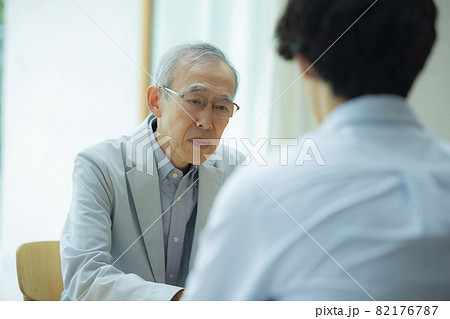 会話するシニア男性と若い男性 会話するシニア男性と若い男性 82176787