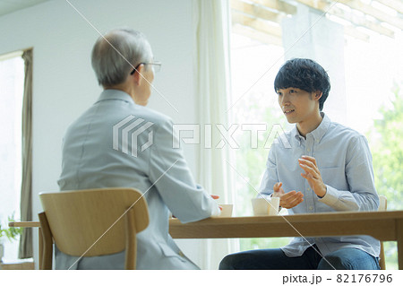 会話するシニア男性と若い男性 会話するシニア男性と若い男性 82176796
