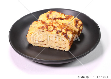 皿の上のだし巻き玉子 82177501