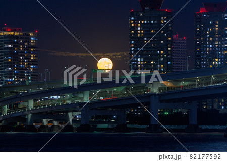 首都高速の夜景と満月 首都高速の夜景と満月 82177592