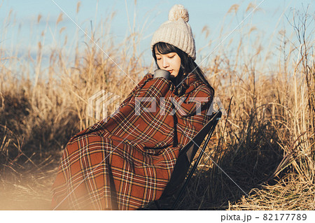 冬にソロキャンプをする女性 冬にソロキャンプをする女性 82177789