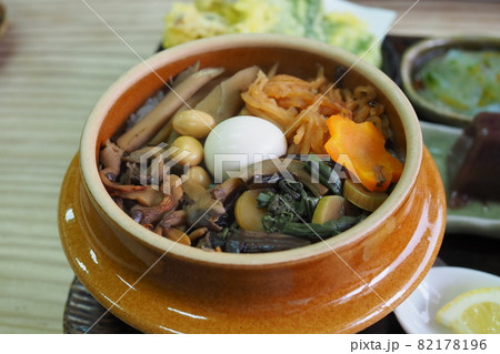 奥多摩名物「山菜釜めし」 82178196