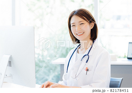デスクワークをする女性医師 デスクワークをする女性医師 82178451