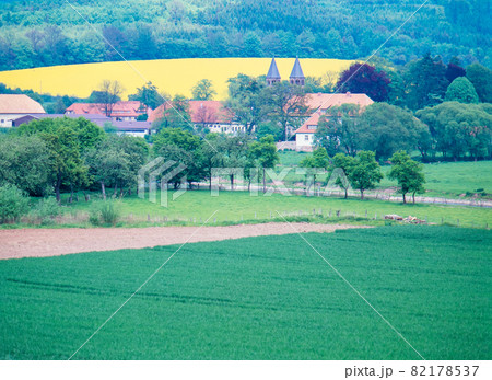 ドイツ メルヘン街道 ミンデン 菜の花と民家 ドイツ メルヘン街道 ミンデン 菜の花と民家 82178537