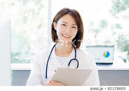 診察をする女性医師 診察をする女性医師 82178603