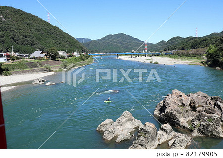 美濃橋からのぞむ長良川(岐阜県美濃市) 美濃橋からのぞむ長良川(岐阜県美濃市) 82179905