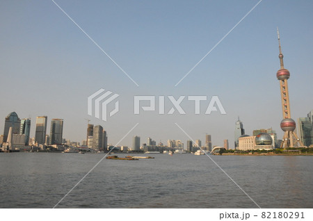 上海、外灘（ワイタン）から浦東（プードン）地区の眺め、東方明珠塔 82180291