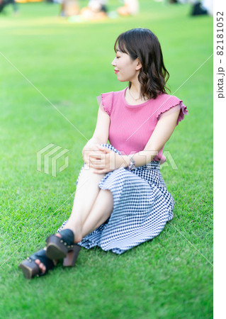 芝生と女性 芝生と女性 82181052