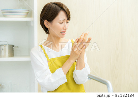 手荒れに悩む主婦 82182134