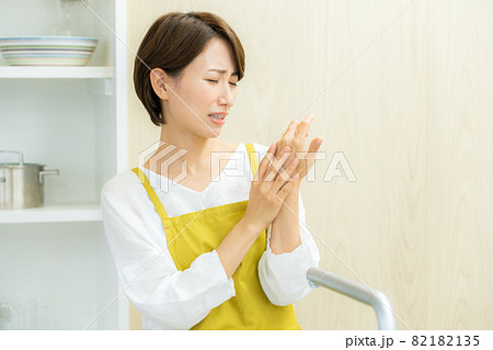 手荒れに悩む主婦 82182135