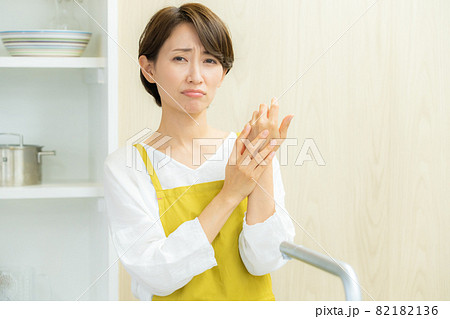 手荒れに悩む主婦 手荒れに悩む主婦 82182136