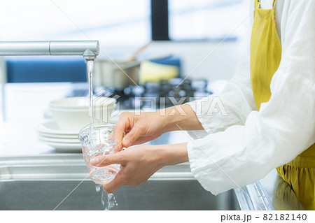 コップを洗う女性の手元 82182140