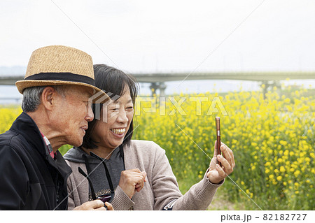 夫婦 花畑 スマートフォン 82182727