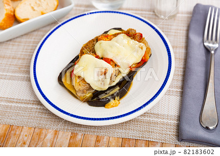 Eggplant with tomato, minced meat and cheese 82183602