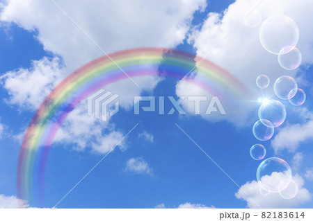 虹がかかった爽やかな青空と雲と泡の背景イメージ素材_e_10 82183614