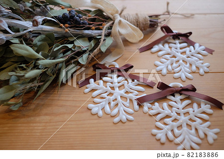 グルーガンで作った雪の結晶オーナメントとユーカリのスワッグ 82183886