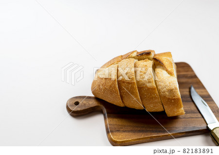 アウトドア用ナイフを使って食べやすい厚さに切られたフランスパン 82183891