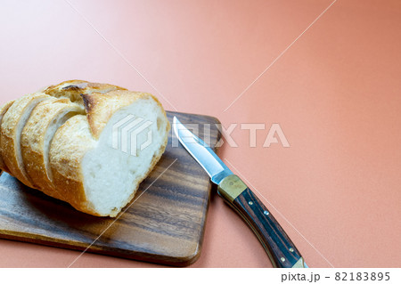 アウトドア用ナイフを使って食べやすい厚さに切られたフランスパン アウトドア用ナイフを使って食べやすい厚さに切られたフランスパン 82183895