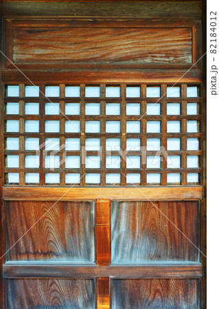 古い木目の建具のテクスチャ素材_01 古い木目の建具のテクスチャ素材_01 82184012