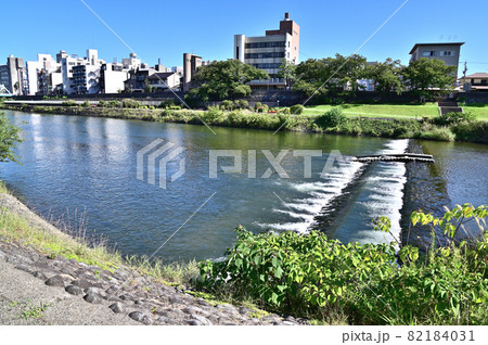 金沢市　犀川大橋から桜橋までの犀川河川敷 82184031
