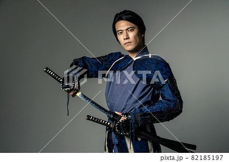 刀を抜くサムライ 武将 武士 時代劇の写真素材
