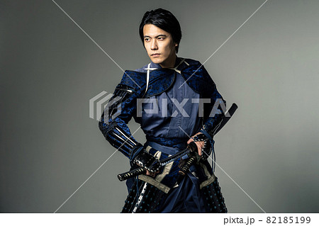 刀を抜くサムライ　武将　武士　時代劇 82185199