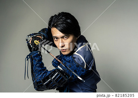 刀を構えるサムライ 武将 武士 時代劇 刀を構えるサムライ 武将 武士 時代劇 82185205