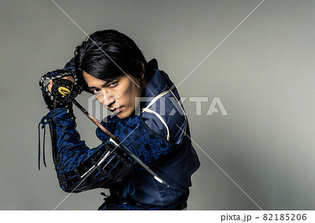 刀を構えるサムライ　武将　武士　時代劇 82185206