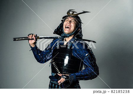 大笑いするサムライ　鎧武者　武士　武将　時代劇 82185238