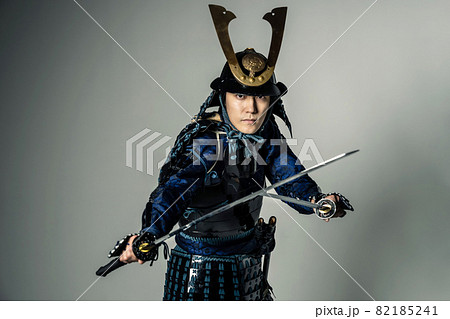 二刀流の鎧武者 サムライ 武将 武士 時代劇の写真素材