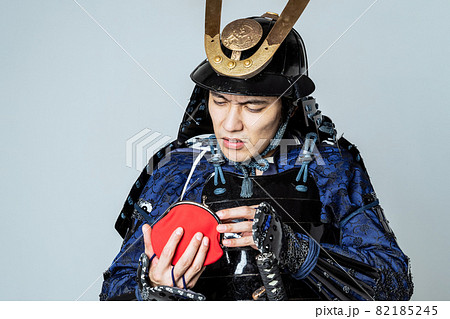 財布の中身を気にするサムライ 82185245