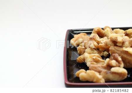 皿の上のクルミ 82185482