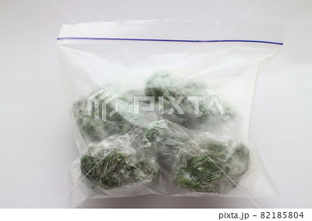 密閉された袋で保存するほうれん草 密閉された袋で保存するほうれん草 82185804